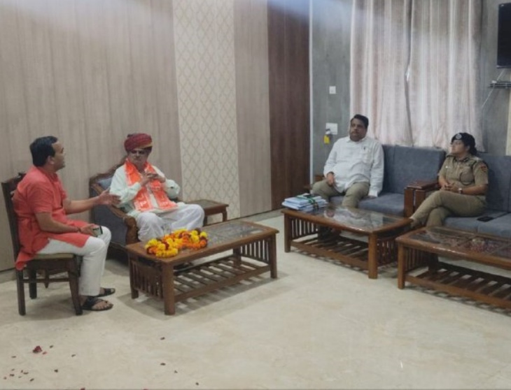 पाली सर्किट हाऊस में अधिकारियों और जनप्रतिनिधियों से चर्चा करते हुए मंत्री खर्रा।