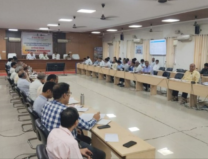 पाली जिला परिषद में आयोजित समीक्षा बैठक में अधिकारियों से जानकारी लेते हुए मंत्री खर्रा।