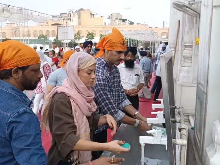 गोल्डन टेंपल में पहुंचे अहान शेट्टी।
