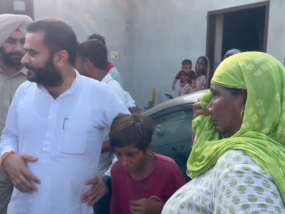विधायक के सामने रोते हुए की शिकायत।