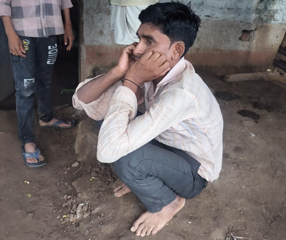 हरीश के पिता बाबूलाल उसे याद कर बार-बार भावुक हो जाते हैं।