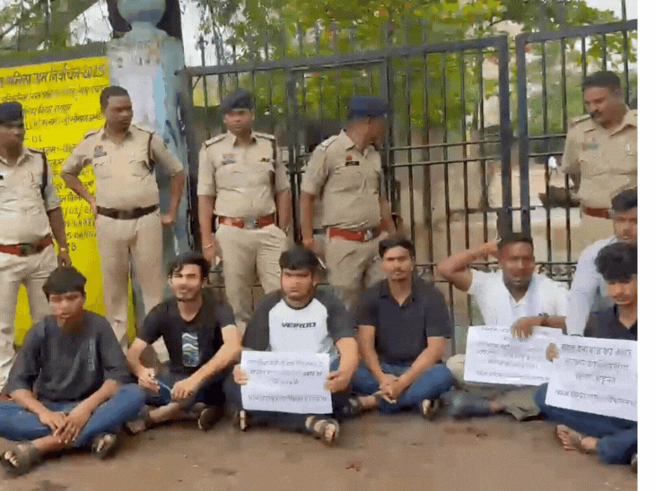 कार्यकर्ताओं ने गेट के बाहर ही नारेबाजी की।