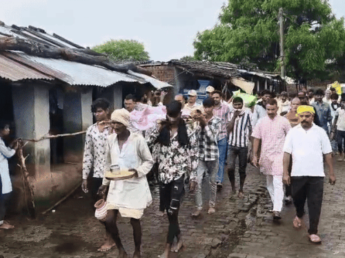 शनिवार को झालावाड़ के मनोहरथाना ब्लॉक के पिपलोदी गांव में भाई-बहन (कान्हा और मीना) का शव एक ही अर्थी पर ले जाया गया।