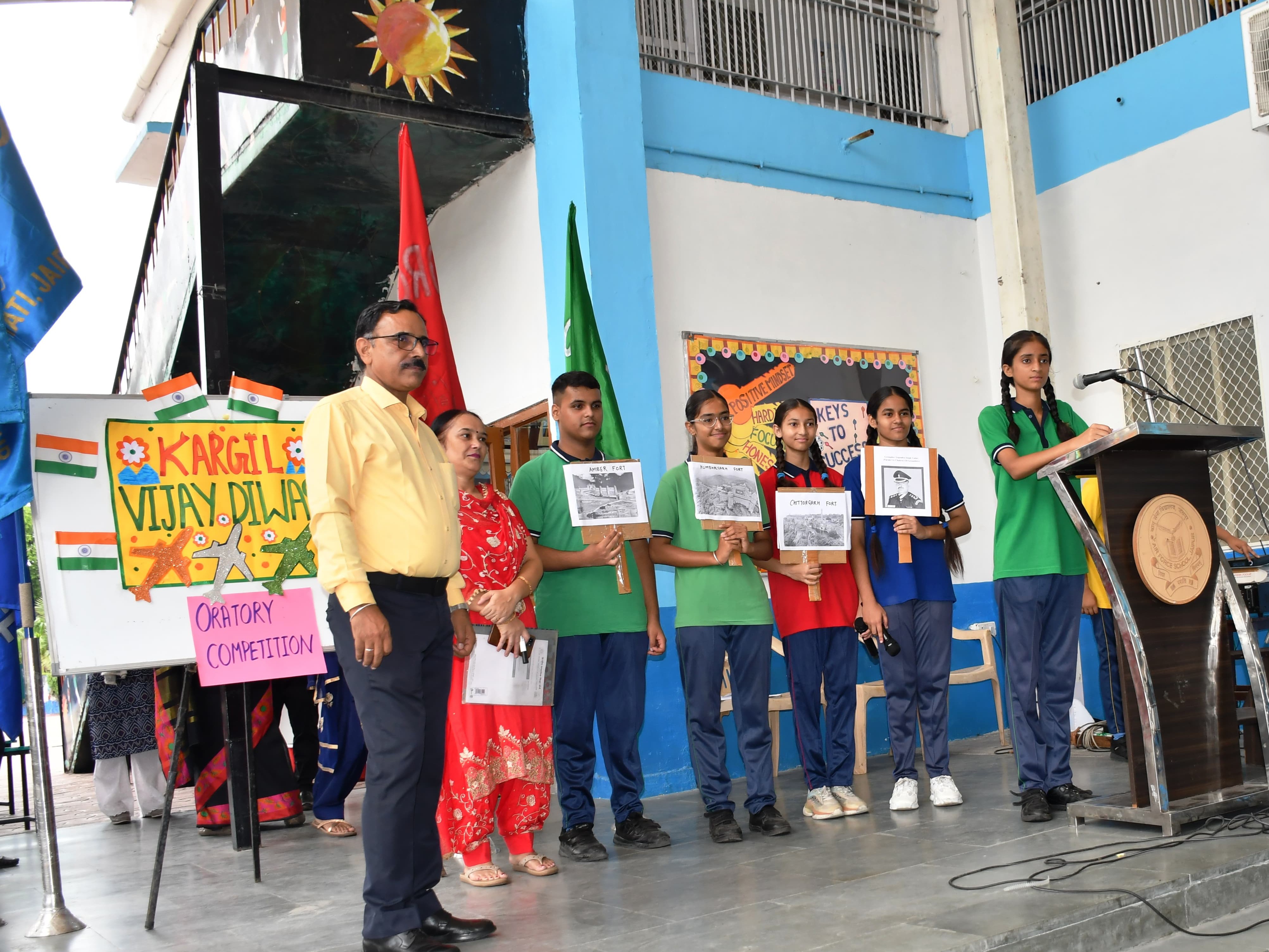 स्कूल के शिक्षक और छात्र बड़ी संख्या में उपस्थित थे।