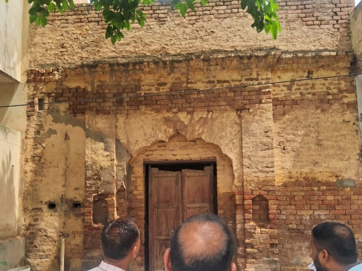 नगर परिषद द्वारा इन जर्जर इमारतों की स्थिति पर नजर रखी जा रही है।