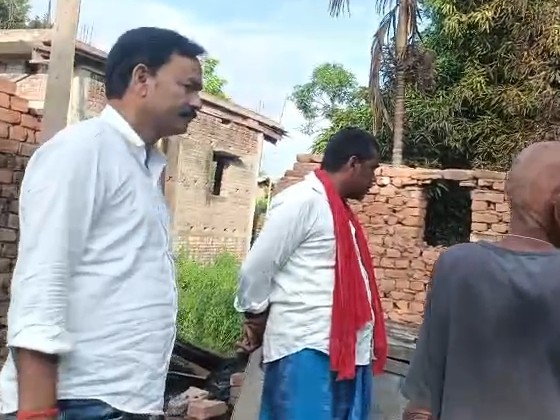 मधेपुरा में शॉर्ट सर्किट से लगी भीषण आग: तीन परिवारों के घर जले, लाखों की संपत्ति राख, ग्रामीणों ने मांगा मुआवजा - Madhepura News