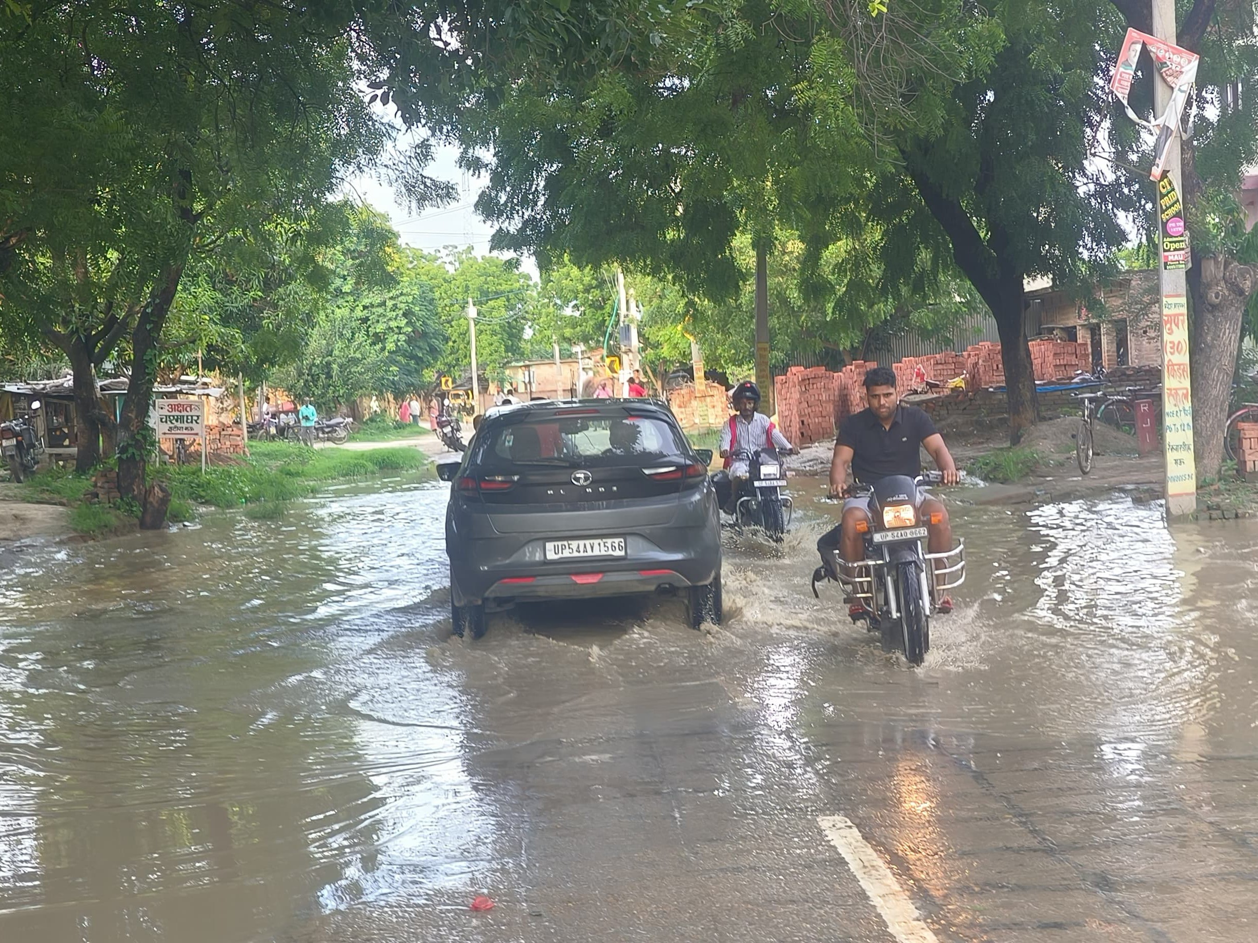 जलभराव से लोगों को भारी परेशानी हो रही है।