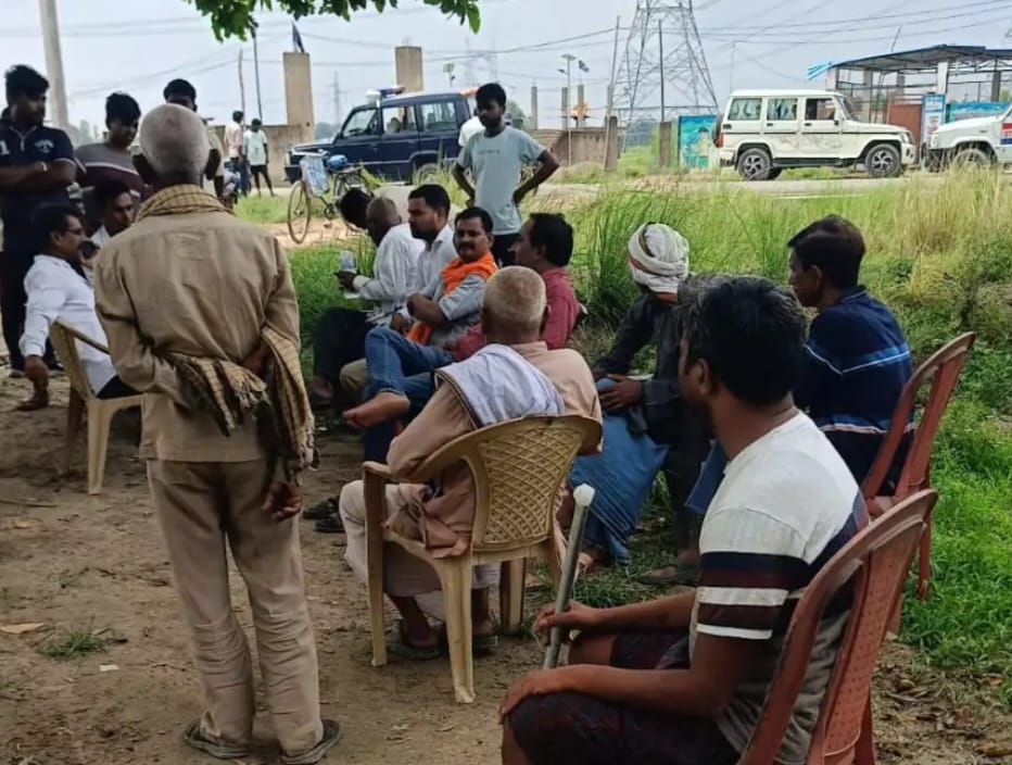 सोरांव में मूर्ति तोड़ने के बाद दलित समुदाय आक्रोशित हुआ। विरोध प्रदर्शन के बाद नई मूर्ति लगवाई जा सकी।
