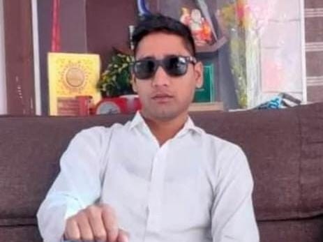 तस्वीर, इंद्रजीत की है। वे अपना डेंटल क्लिनिक चलाते थे।