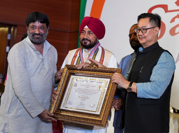जालंधर से सांसद चरणजीत सिंह चन्नी को कृषि समिति के लिए स्पेशल अवॉर्ड मिला।