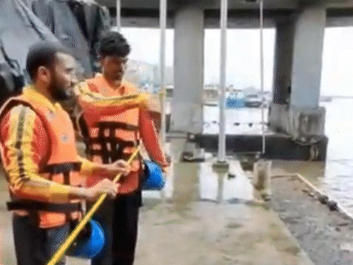 পুলিশ গাড়িটি ফিরে পেয়েছিল, যা উপসাগরে পড়ে ক্ষতিগ্রস্থ হয়েছিল।