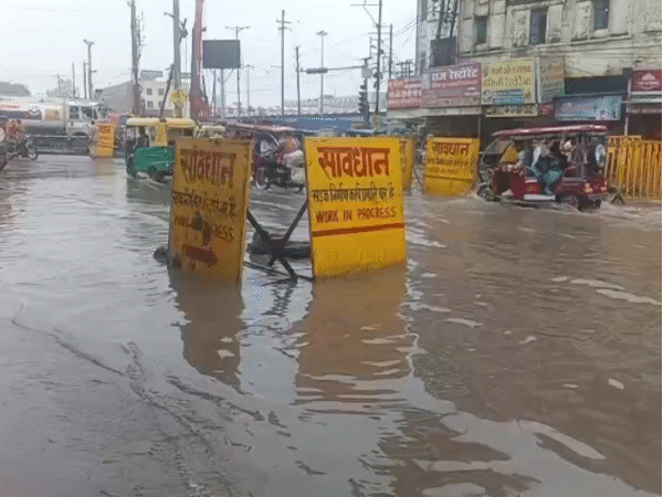 तेज बारिश होने से भोपाल के कई इलाकों में जलभराव के हालात बन गए।
