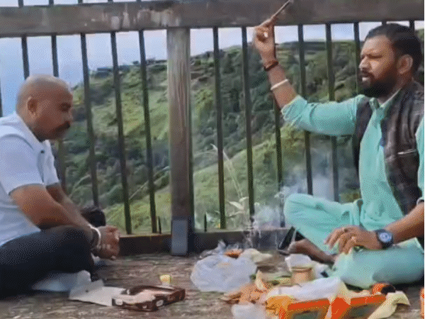 राजा की आत्मा की शांति के लिए विपिन ने घटनास्थल पर पूजन कराया।