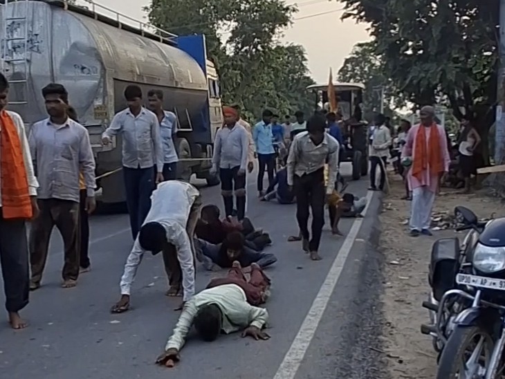 ग्रामीणों ने दंडवत करते हुए कांवड़ यात्रा पूरी की। - Dainik Bhaskar