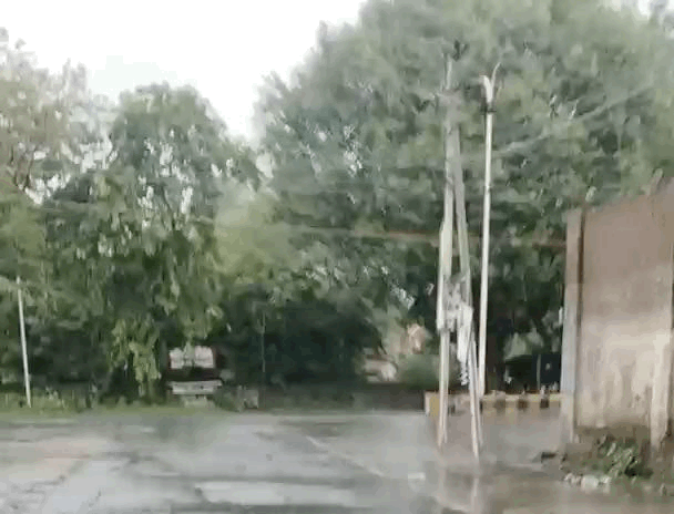 बारिश की रिमझिम फुहारों से मौसम सुहावना हुआ