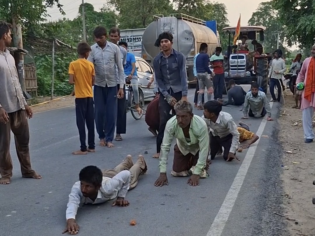 ग्रामीणों ने दंडवत करते हुए कांवड़ यात्रा पूरी की।