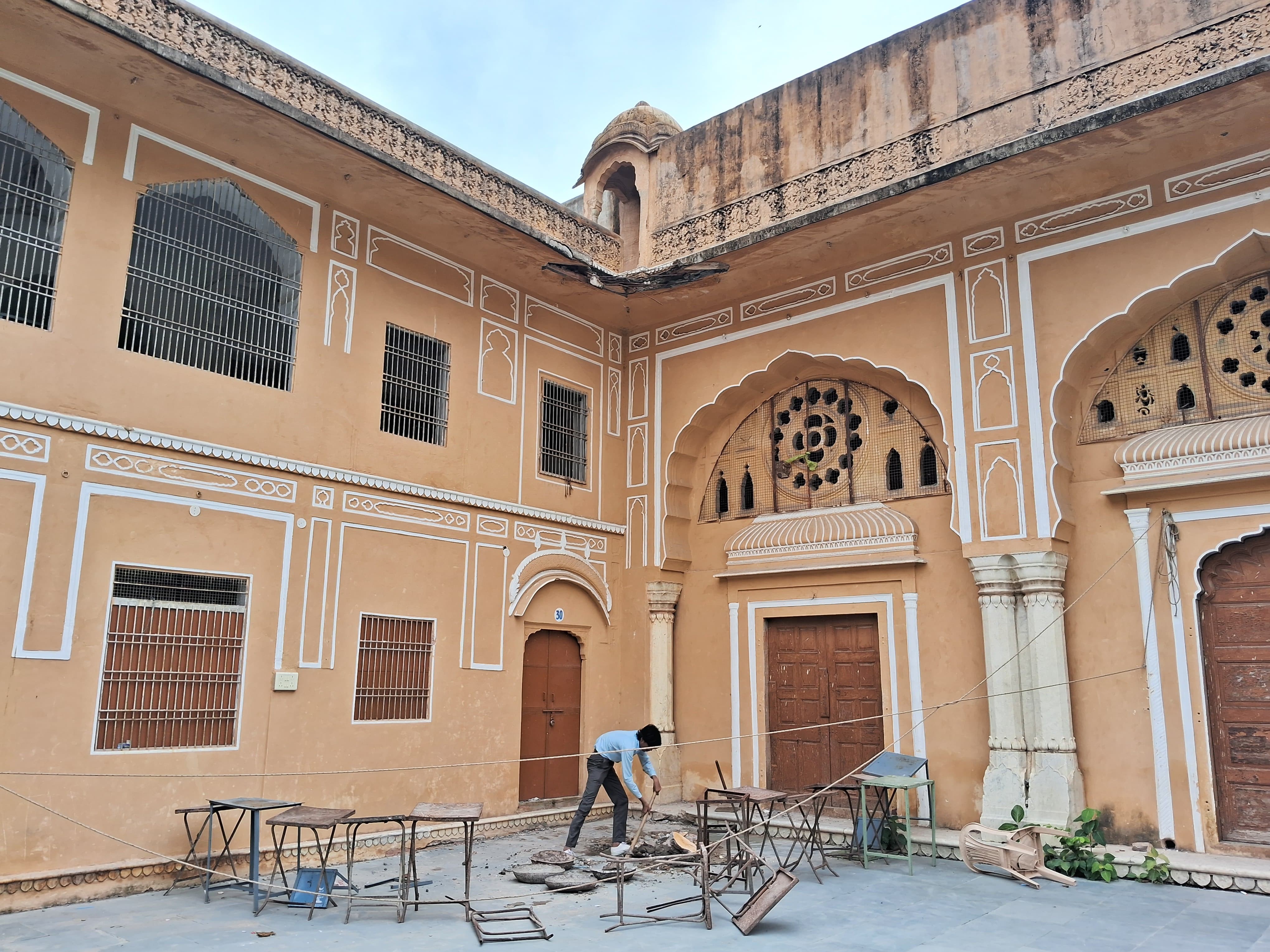 माणचौक स्कूल में शनिवार को छज्जे का हिस्सा गिर गया। इसके मलबे को यहां पढ़ने वाले स्टूडेंट्स ने ही हटाया।