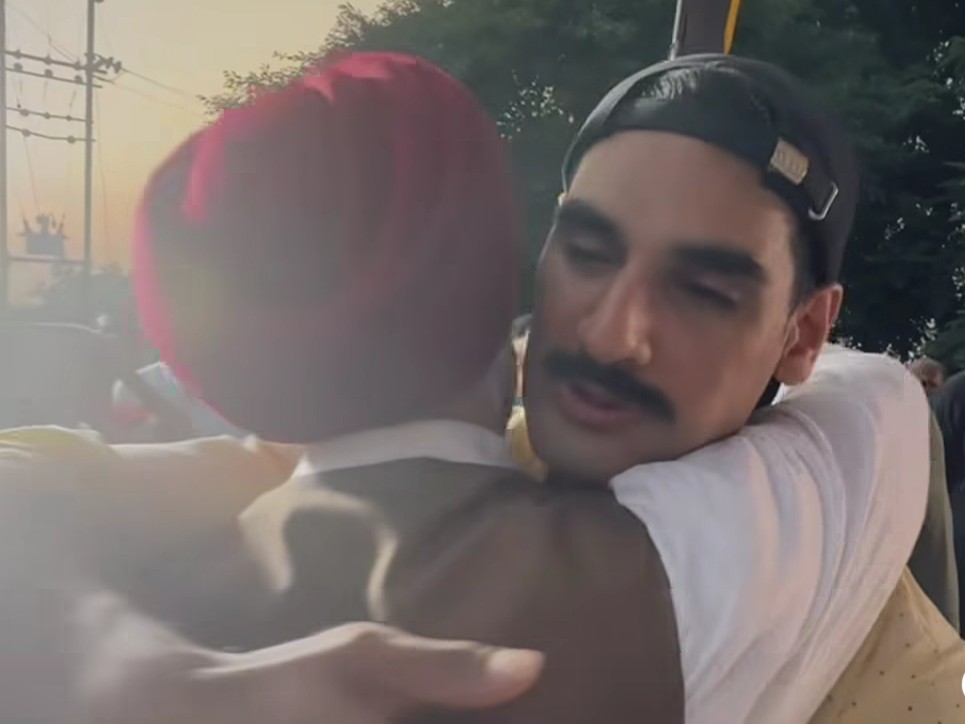 दिलजीत दोसांझ से गले मिलते हुए अहान शेट्टी।