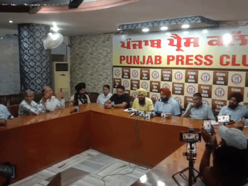 मामले की जानकारी देते हुए बस मुलाजिम। - Dainik Bhaskar