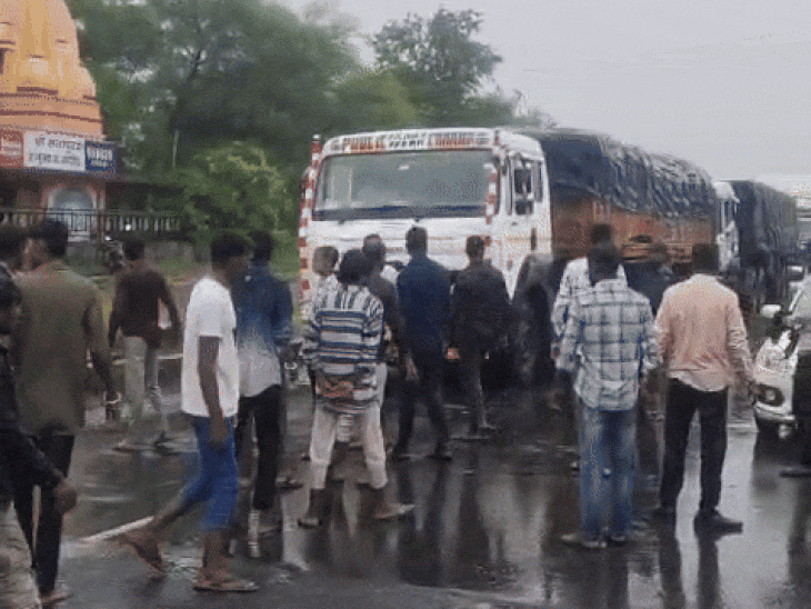 Due to the jam, there was a queue of vehicles on both sides of the road.