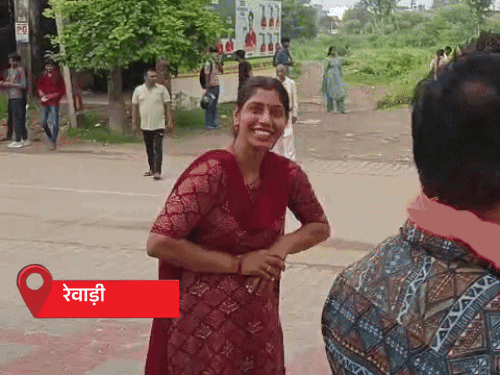 After not getting entry in the examination center, the woman took off her bangles and gave it to the family.