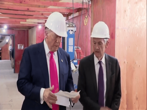 Trump and Gavrran Jerome Powell of American Central Bank during bank visit. - Dainik Bhaskar