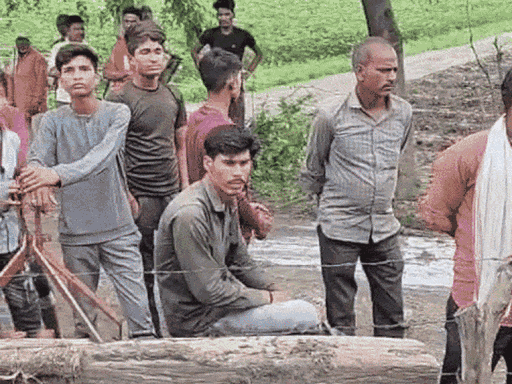 चार लोगों के सुसाइड की जानकारी लगते ही ग्रामीण जमा हो गए।