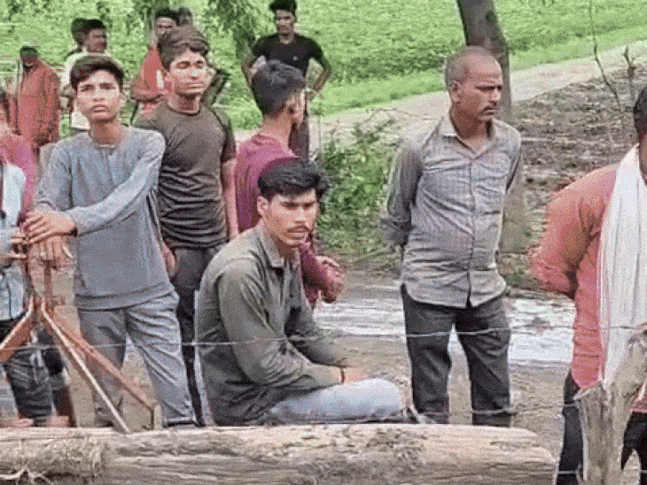 घटना के बाद लोगों की भीड़ जमा हो गई।
