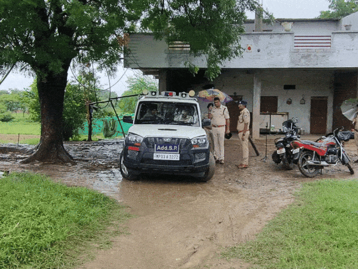 आयुष को यहीं पर पेड़ पर बांधकर पीटा और बाल काटे।