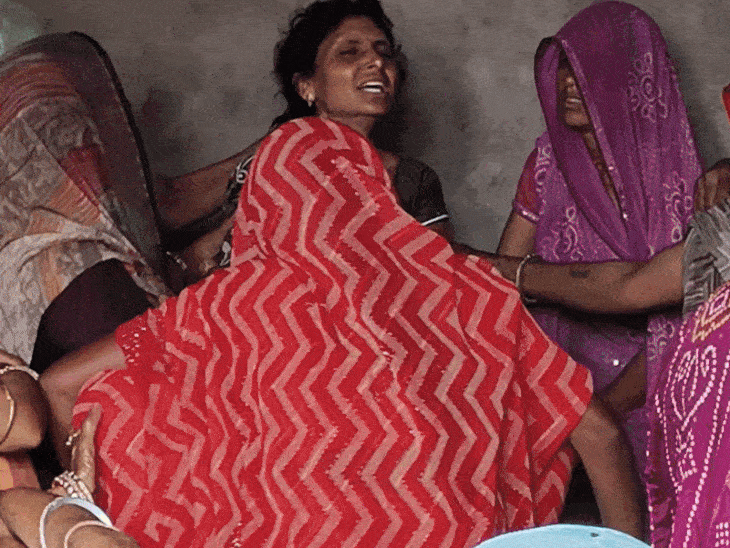 लड़के की मौत के बाद परिवार के लोगों का रो-रोकर बुरा हाल है।