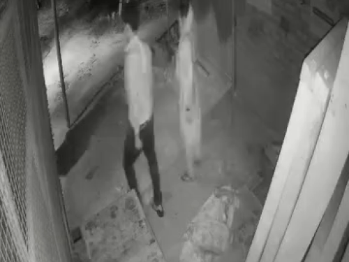 बजुर्ग महिला को फेंकने वालों में से एम महिला ने जाते समय चादर उठाकर उसका चेहरा देखा।