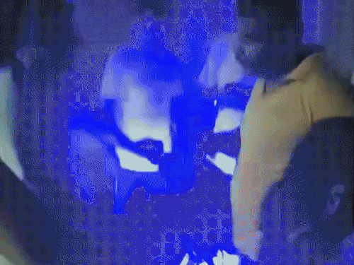 महिलाओं का पीछा करने के आरोपी पुलिसकर्मी को लोगों ने पीछा कर पकड़ लिया।