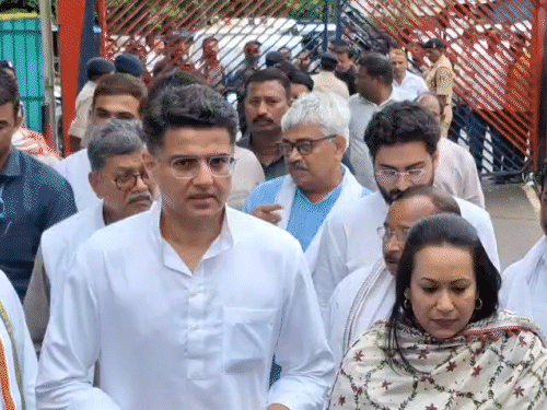 छत्तीसगढ़ कांग्रेस प्रभारी रायपुर सेंट्रल जेल पहुंचकर चैतन्य बघेल से मुलाकात की। - Dainik Bhaskar