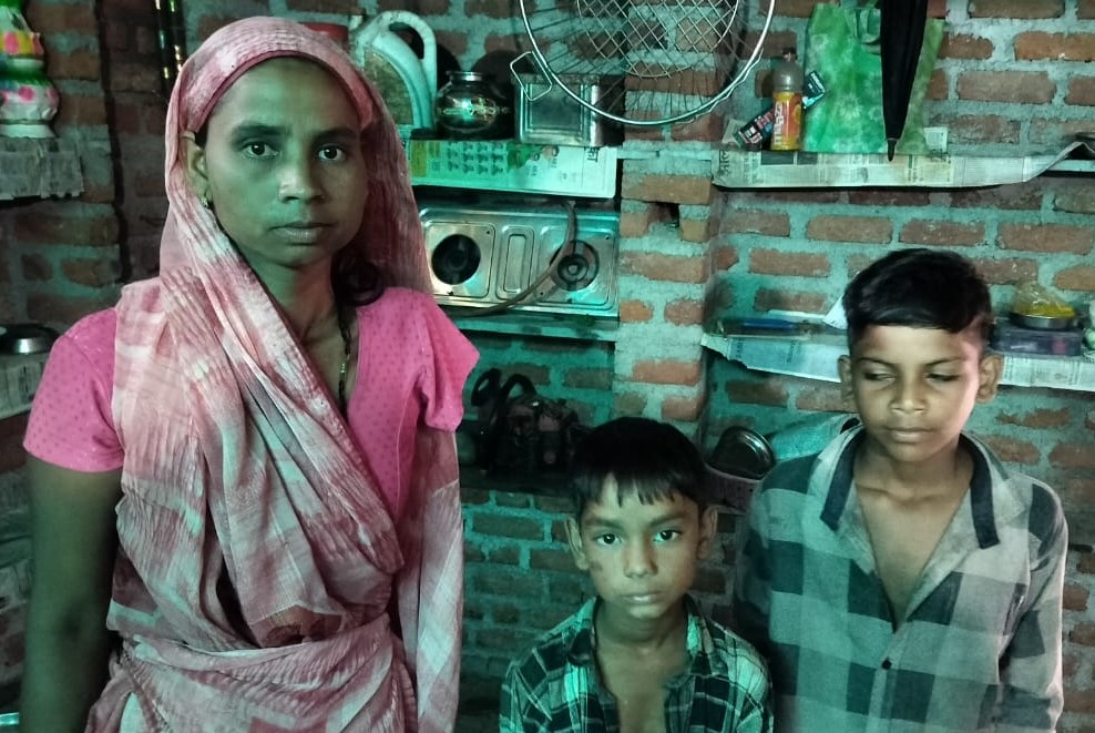 हादसे में बाल-बाल बचा कपिल(बीच में), उसकी मां और बड़ा भाई आयुष(दाएं)।