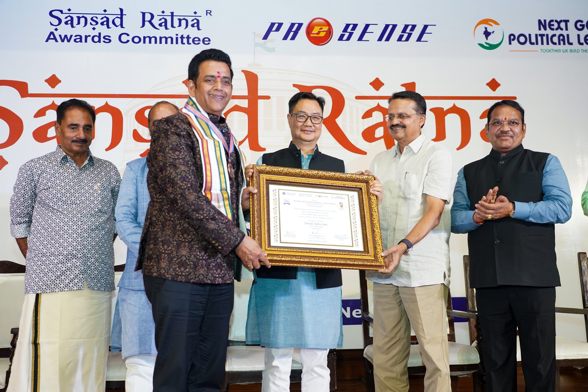 गोरखपुर से सांसद रवि किशन संसद रत्न पाने वाले एक्टर-सांसद में शामिल हैं।