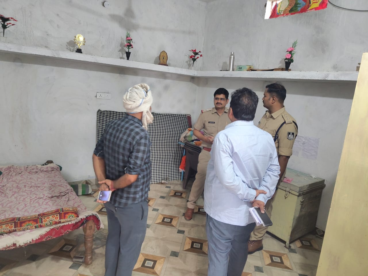 इसी कमरे में पड़े दो लोगों के शव मिले थे, जबकि दो की सांसें चल रही थी।