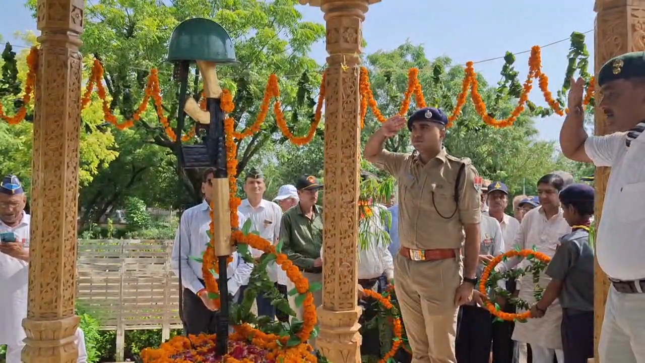 झुंझुनूं एसपी ने शहीदों को किया नमन