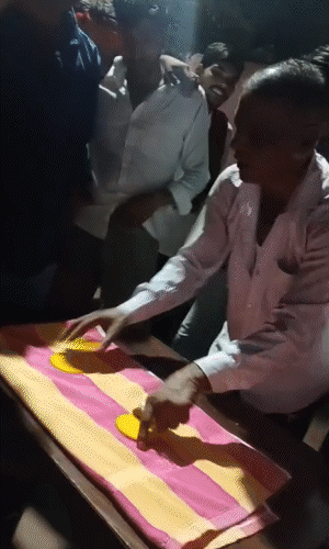 प्लेटों की अदला-बदली के बाद दांव लगाने वाले से पूछा जाता है कि किस प्लेट के नीचे लाल रंग है। गलत जवाब...मतलब सारे पैसे डूब गए।
