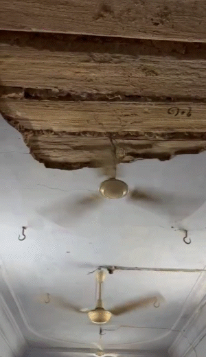 राजकीय सिंधी बालिका उच्च माध्यमिक स्कूल की बिल्डिंग में जर्जर छत के नीचे बच्चे दरी पर बैठ रहे।