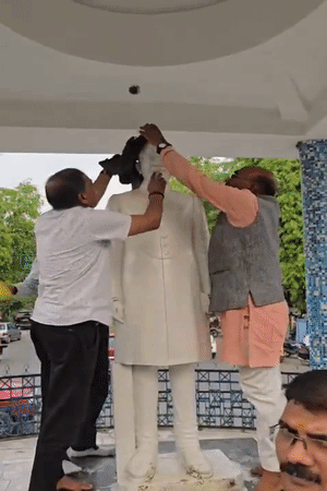 हाईकोर्ट के बाहर लगी मूर्ति को काला कपड़ा पहना दिया गया। मूर्ति को नुकसान पहुंचाने का प्रयास किया गया।