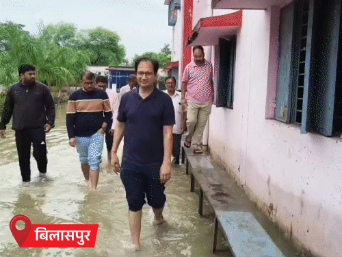 शनिवार को बिलासपुर में कलेक्टर और निगम कमिश्नर जब सिरगिट्टी परीक्षा केंद्र का निरीक्षण करने पहुंचे तो उनके घुटने तक पानी भर गया।