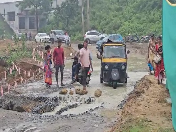 जान जोखिम में डालकर पार करना पड़ता रास्ता।