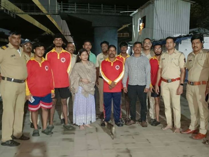 একটি সুরক্ষা পুলিশ সহ মহিলা, যা প্রান্তে এবং একটি গাড়িতে পড়েছিল।