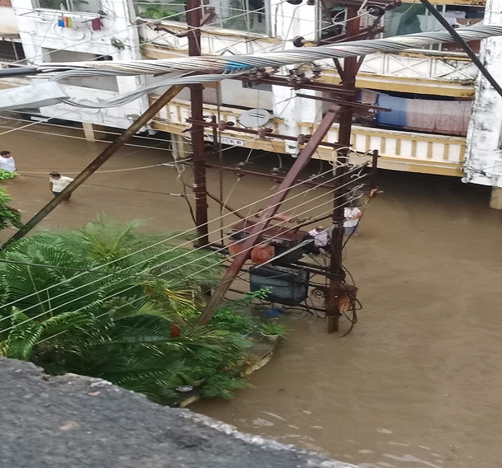 रायपुर के सिब्बल पैलेस के पार्क रेसीडेंसी में 3 फीट तक पानी भर गया।