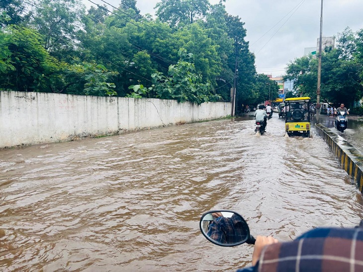 रायपुर में अनुपम गार्डन के पास सड़क पर पानी भर गया