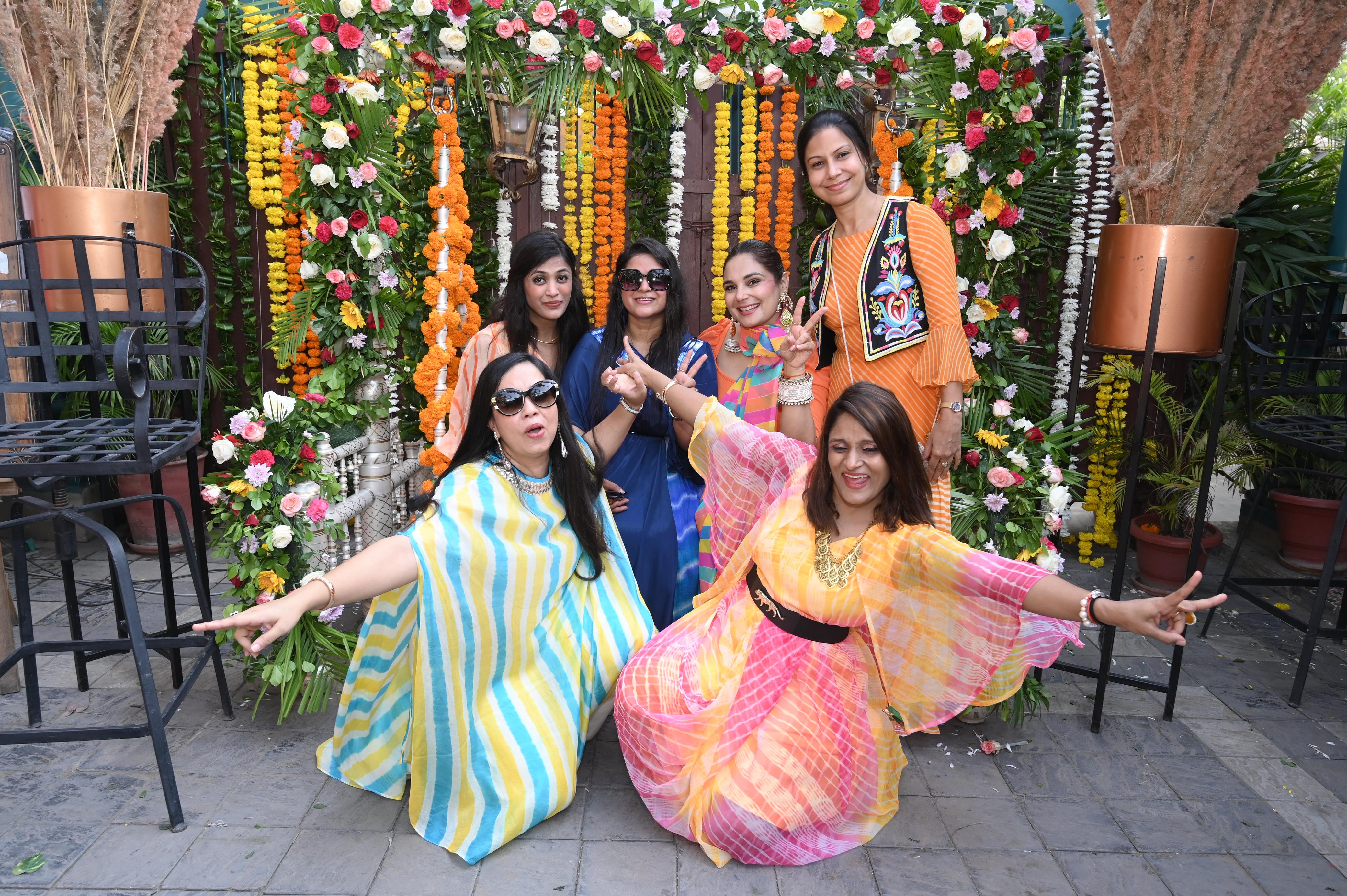 फ्यूजन लहरिया परिधानों में सजी महिलाओं ने लोकगीतों पर थिरकते हुए तीज की खुशियां साझा कीं।