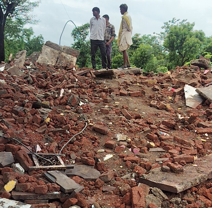 हादसे के बाद स्कूल परिसर में फैला मलबा।