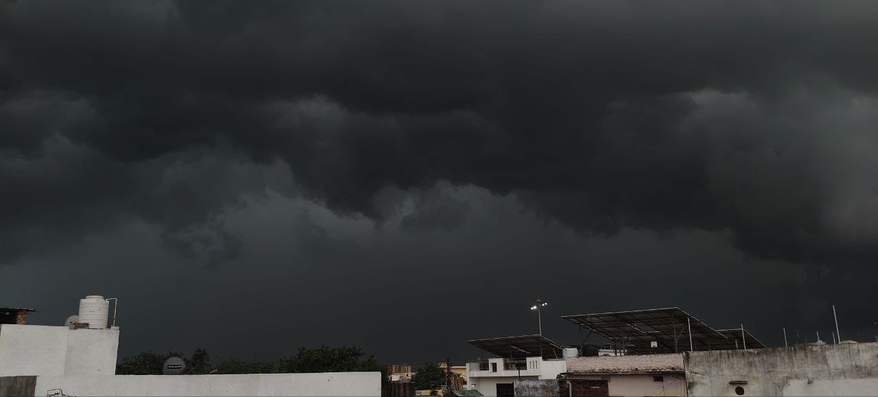 आसमान में छाए काले बादल।