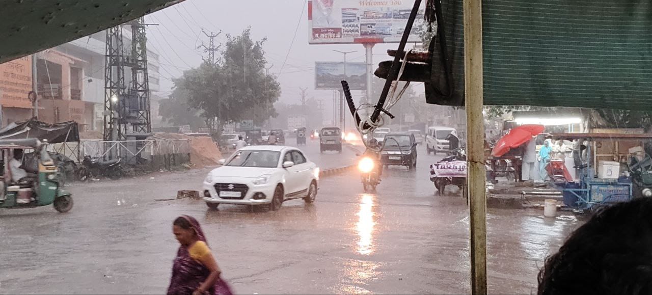 शाम 7 बजे शुरू हुई जोरदार बारिश।