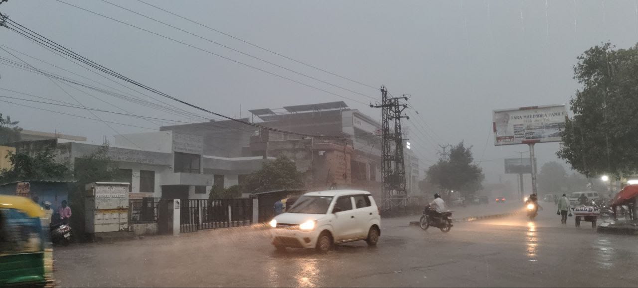 पिछले 4 दिनों से गर्मी से लोग थे परेशान।
